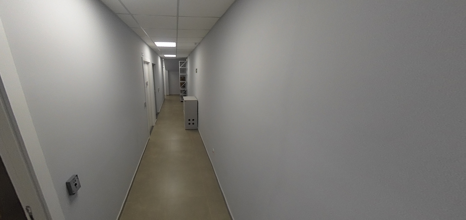 Corredor após recomposição do revestimento e pintura