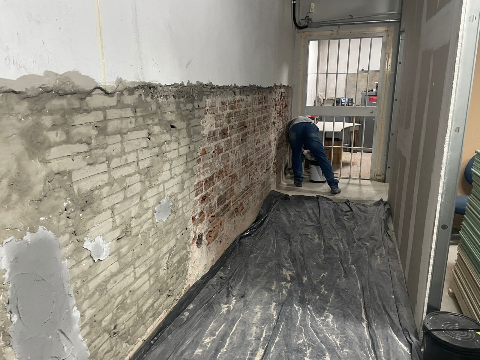 Alvenaria exposta após retirada do revestimento deteriorado