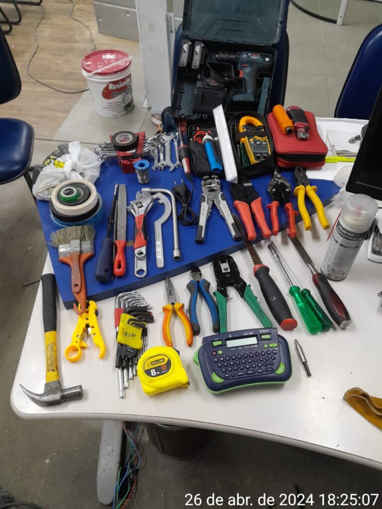 Ferramentas manuais e instrumentos organizados para conferência antes da obra