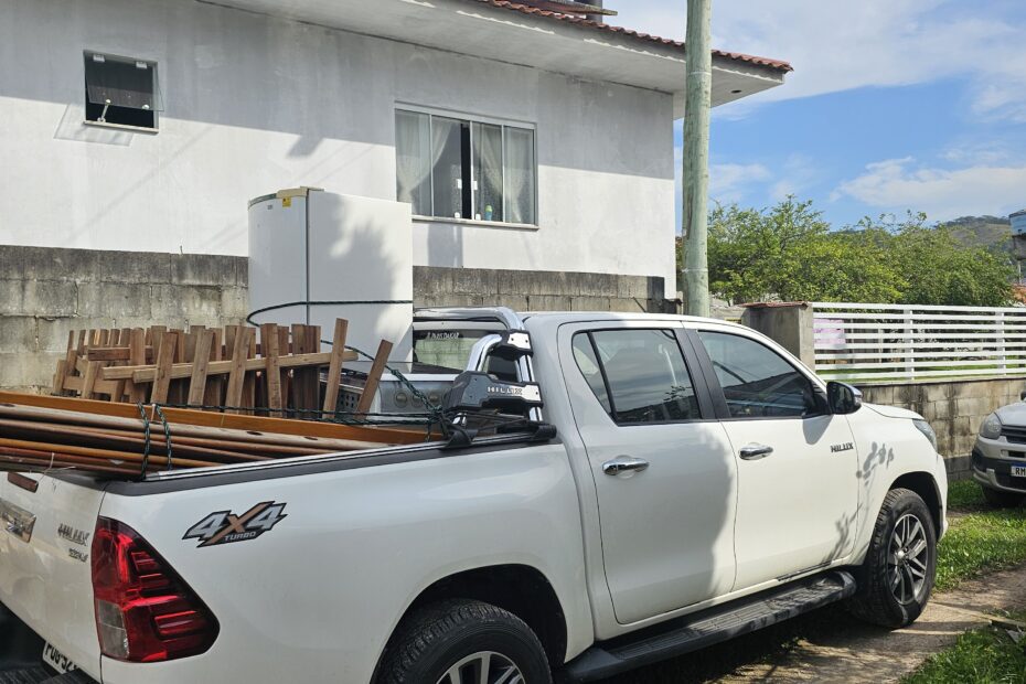 Veículo utilitário carregado com materiais e equipamentos durante mobilização de obra