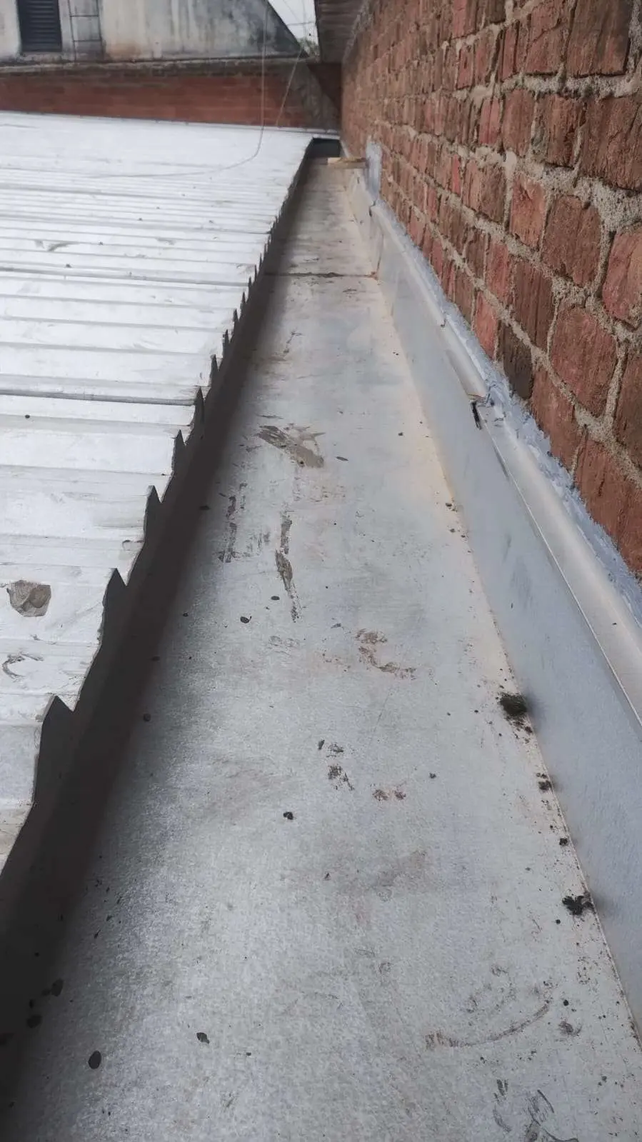 Detalhe de calha e rufo metálicos na nova cobertura em Meleiro-SC