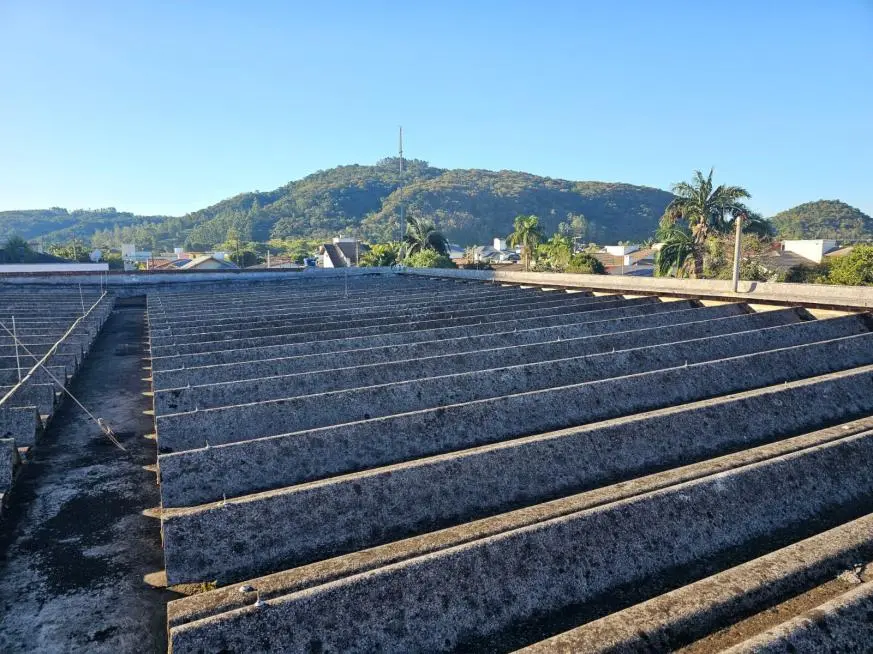 Cobertura antiga com telhas Kalhetão deterioradas em Meleiro-SC