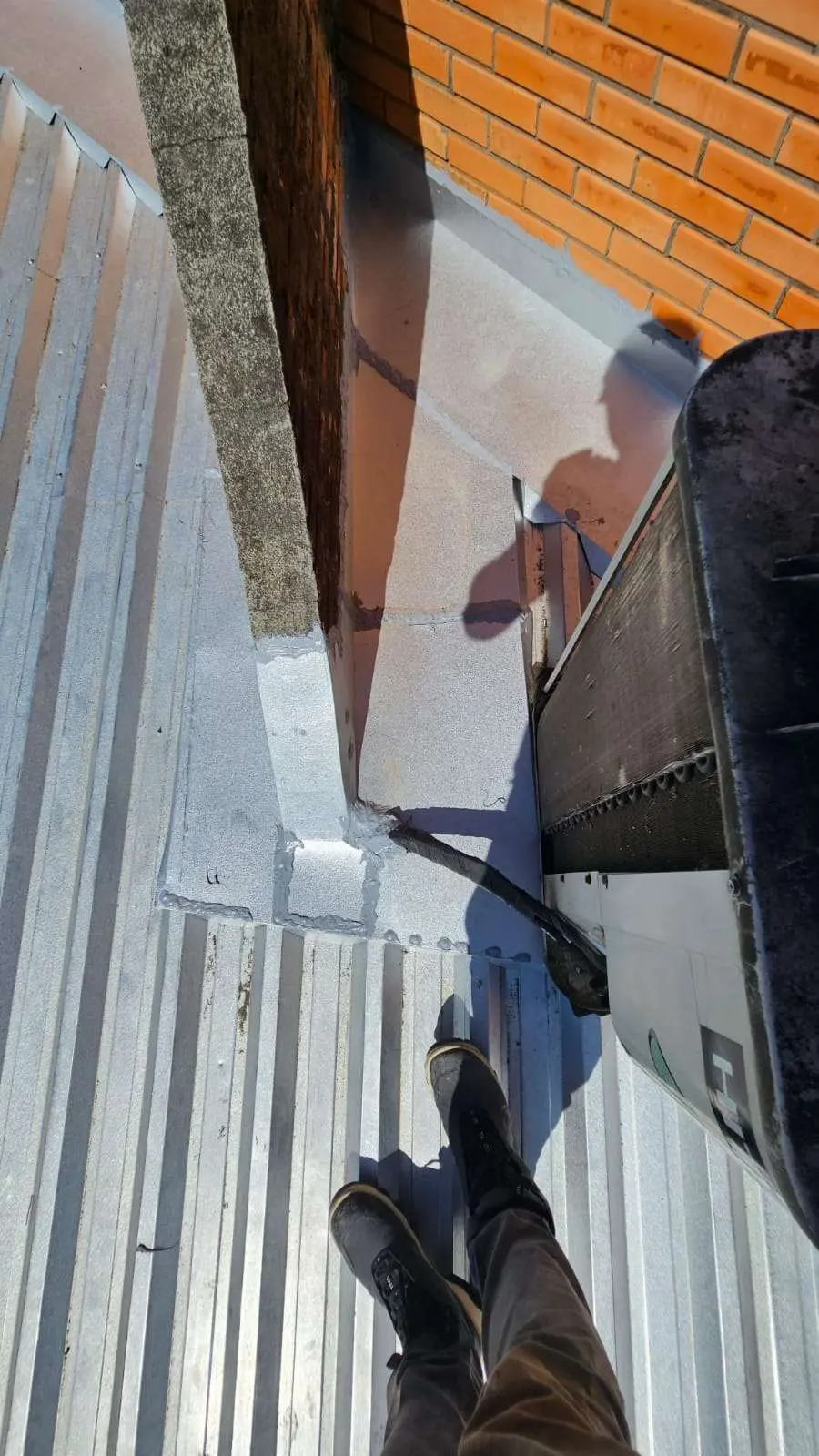 Instalação de telhas metálicas e arremates da cobertura em Meleiro-SC