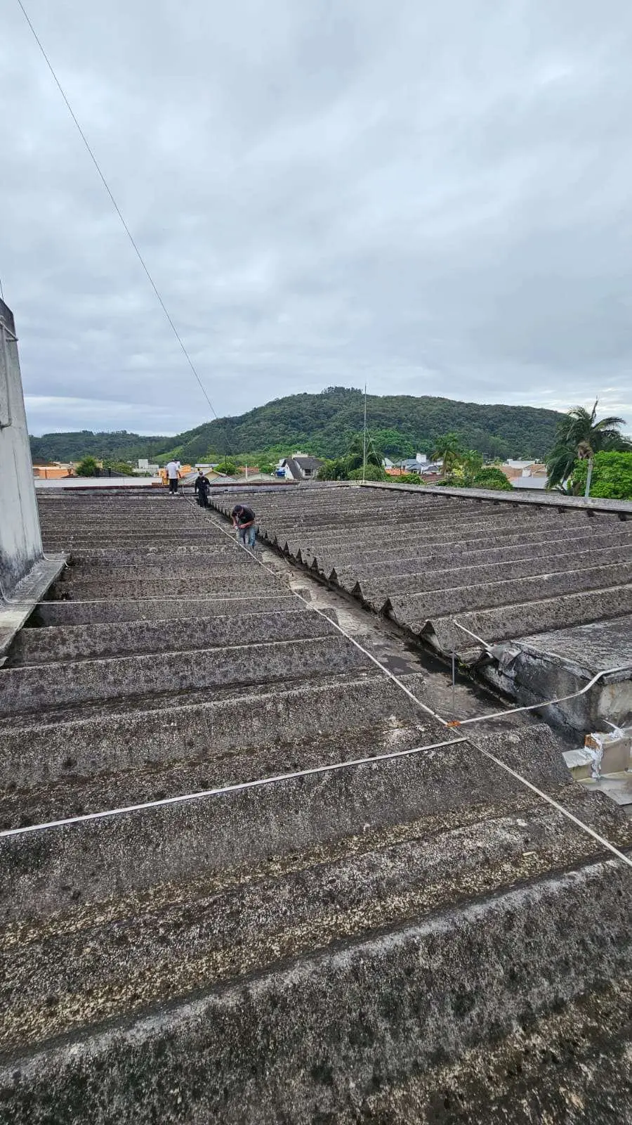 Remoção das telhas Kalhetão durante a reforma de cobertura em Meleiro-SC